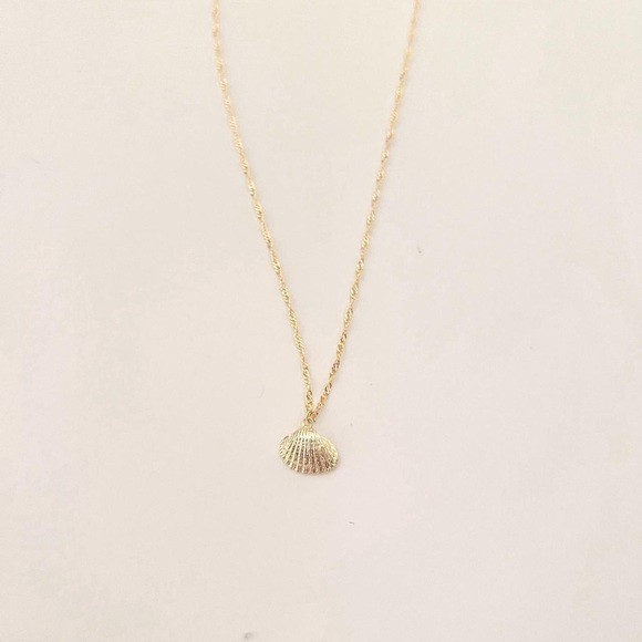 Gold Shell Charm Necklace 🐚 - Picture 3 of 5